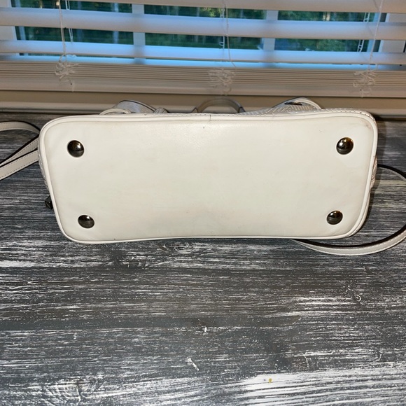 Leather Coach crossbody with removable shoulder strap and inside zip pocket. - Picture 7 of 12